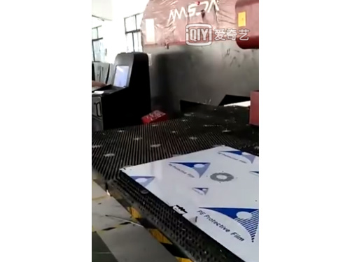 现场激光开料展示图