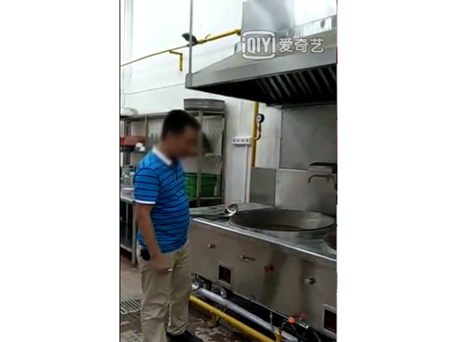 谭经理现场讲解炒炉操...
